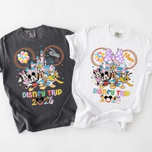 Maglietta personalizzata Disneytrip 2026 Comfort Colors, Maglietta con Topolino e i suoi amici e il Castello Magico, Vacanza in famiglia, Maglietta Topolino e compagnia, Viaggio in famiglia 2026 immagine 1