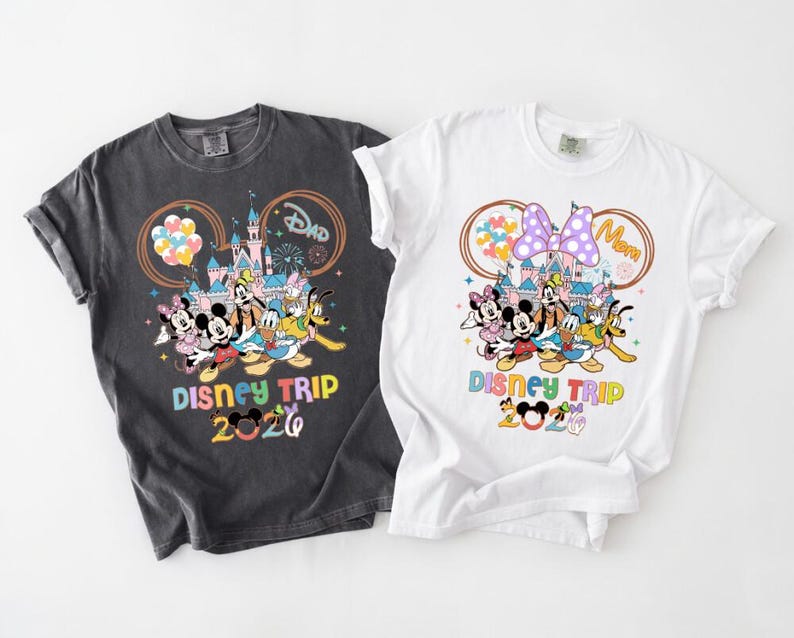 Maglietta personalizzata Disneytrip 2026 Comfort Colors, Maglietta con Topolino e i suoi amici e il Castello Magico, Vacanza in famiglia, Maglietta Topolino e compagnia, Viaggio in famiglia 2026 immagine 1