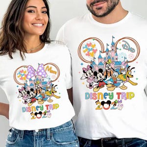 Maglietta personalizzata Disneytrip 2026 Comfort Colors, Maglietta con Topolino e i suoi amici e il Castello Magico, Vacanza in famiglia, Maglietta Topolino e compagnia, Viaggio in famiglia 2026 immagine 2