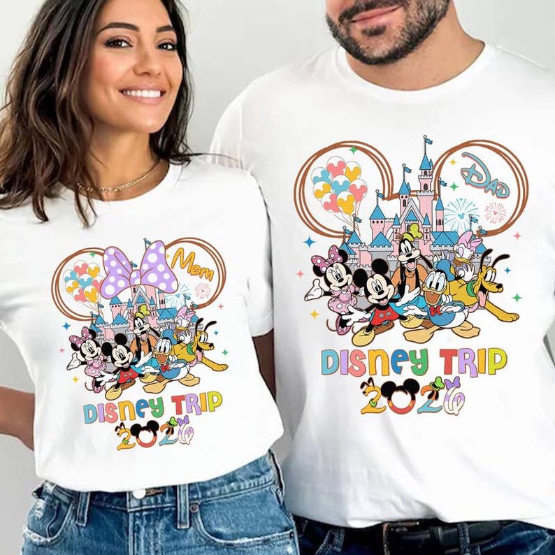 Maglietta personalizzata Disneytrip 2026 Comfort Colors, Maglietta con Topolino e i suoi amici e il Castello Magico, Vacanza in famiglia, Maglietta Topolino e compagnia, Viaggio in famiglia 2026 immagine 2