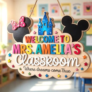 Könnte beinhalten: Ein hängendes Holzschild in Wolkenform mit zwei schwarzen Mausohren, eines davon mit einer rosa gepunkteten Schleife. Es zeigt den Text "WELCOME TO MRS. AMELIA'S Classkoom" und "Where dreams come true" sowie ein blaues Schloss und bunte Sterne.