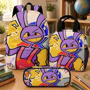 Puede incluir: Un conjunto de mochila, bolsa de almuerzo y estuche con un personaje de conejo morado de dibujos animados con ojos amarillos y peto rojo sobre un fondo geométrico amarillo, azul y blanco. Cada artículo tiene correas y bordes negros.