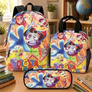 Puede incluir: Un conjunto de mochila, bolsa de almuerzo y estuche con un colorido estampado de dibujos animados de The Amazing Digital Circus. Cada artículo tiene bordes negros, bolsillos laterales de malla en las bolsas y un diseño vibrante con personajes.