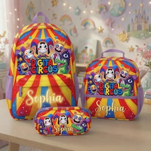 Op de afbeelding: Een set bestaande uit een rugzak, lunchtas en etui met een rood, geel en blauw circustentpatroon, de personages van The Amazing Digital Circus en de naam Sophia in witte schrijfletters op elk item tegen een sterrenachtergrond.