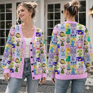 Peut inclure: Un cardigan à manches longues boutonné sur le devant, orné d'un motif à carreaux répétitif composé d'illustrations de personnages colorées dans diverses tenues, avec des finitions en bord-côte rose clair au col, aux poignets et à la base.
