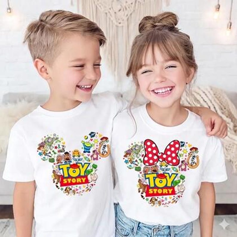 Camiseta Comfort Colors Toy Story Land, Camiseta de personajes de Toy Story, Buzz Lightyear, Woody, Jessie, Tienes un amigo en mí, Camiseta para viaje a Disneyland imagen 1