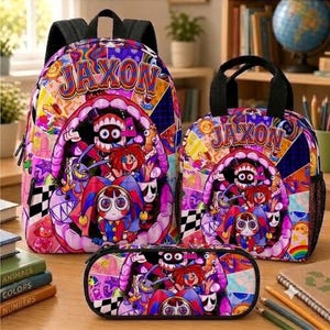 Puede incluir: Un conjunto de mochila, bolsa de almuerzo y estuche con un estampado de dibujos animados vibrante y multicolor, con el nombre JAXON en letras grandes. El diseño incluye varios personajes estilizados, patrones geométricos y tonos brillantes de morado, rojo y azul.