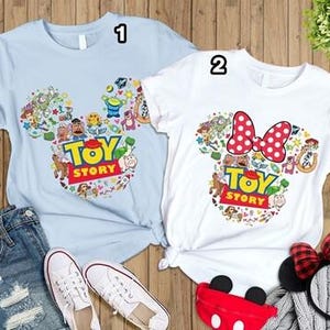 Camiseta Comfort Colors Toy Story Land, Camiseta de personajes de Toy Story, Buzz Lightyear, Woody, Jessie, Tienes un amigo en mí, Camiseta para viaje a Disneyland imagen 2