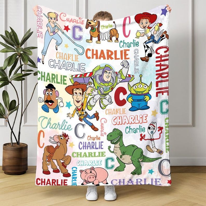 Personalisierte Disneyland Toy Story Decke, Name Disneyland Decke, Toy Story Charaktere bis unendlich und darüber hinaus, Toy Story Geburtstag Bild 1
