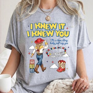 Komfortfarben TS Jessie Cow Girl Toy Story Shirt, Sie haben einen Freund in mir T-Shirt, Toy Story 5 Ich wusste es, ich kannte Sie Shirt, Disneyland Trip Tee Bild 4