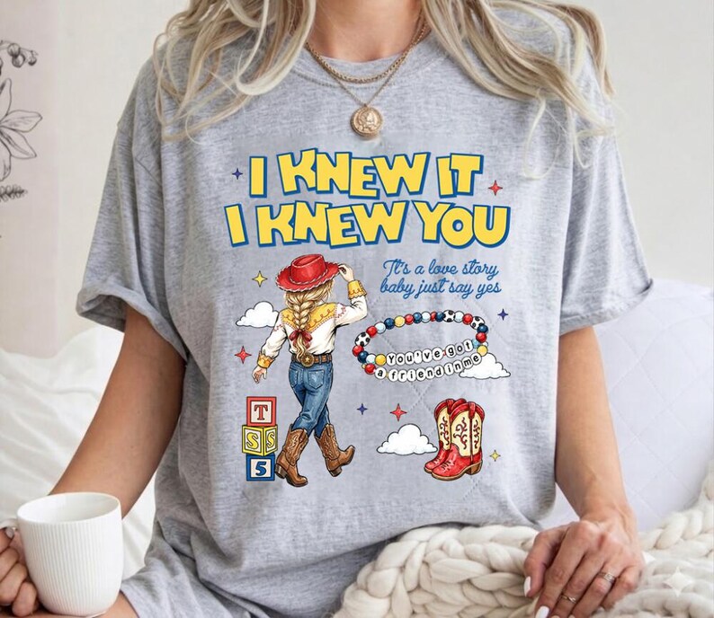 Komfortfarben TS Jessie Cow Girl Toy Story Shirt, Sie haben einen Freund in mir T-Shirt, Toy Story 5 Ich wusste es, ich kannte Sie Shirt, Disneyland Trip Tee Bild 4