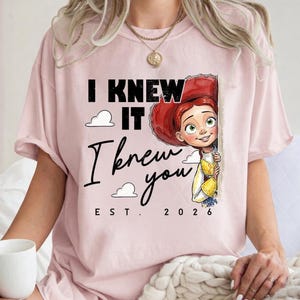 Komfortfarben TS Jessie Cow Girl Shirt, Toy Story 5 Ich wusste es, ich kannte Sie T-Shirt, Disneyland Girl Trip Shirt, Disneyland Toy Story Geburtstag T-Shirt Bild 3