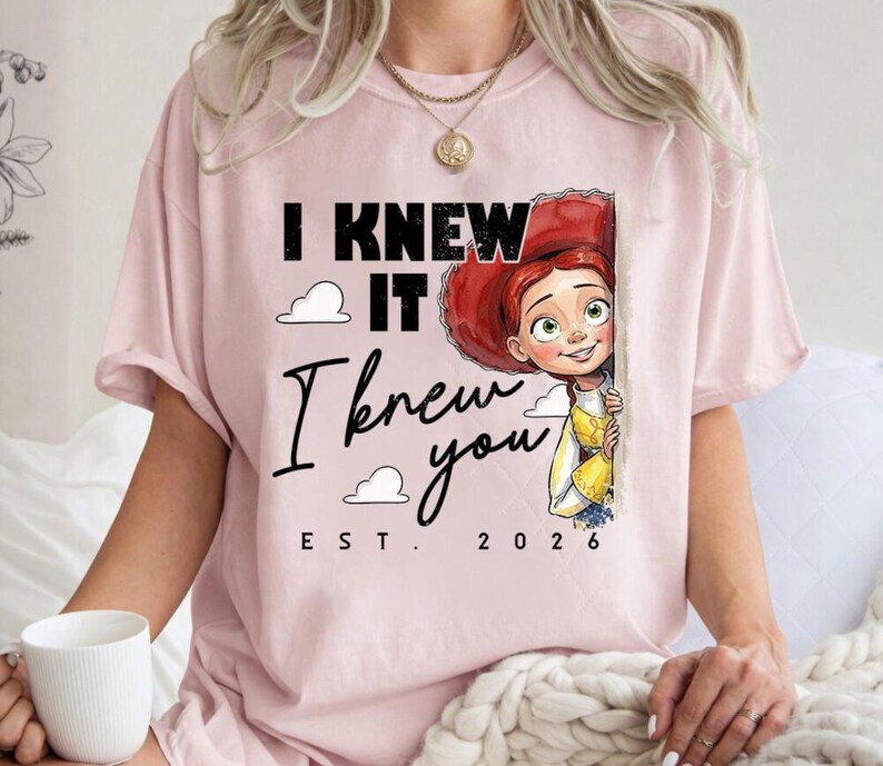 Komfortfarben TS Jessie Cow Girl Shirt, Toy Story 5 Ich wusste es, ich kannte Sie T-Shirt, Disneyland Girl Trip Shirt, Disneyland Toy Story Geburtstag T-Shirt Bild 3