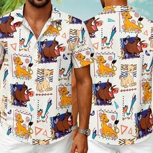 Puede incluir: Camisa blanca de manga corta con un estampado repetido de personajes de dibujos animados, incluyendo un cachorro de león, un jabalí y un pájaro. La camisa tiene cuello. El diseño incluye formas geométricas y acentos coloridos.