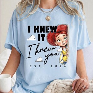Komfortfarben TS Jessie Cow Girl Shirt, Toy Story 5 Ich wusste es, ich kannte Sie T-Shirt, Disneyland Girl Trip Shirt, Disneyland Toy Story Geburtstag T-Shirt Bild 2
