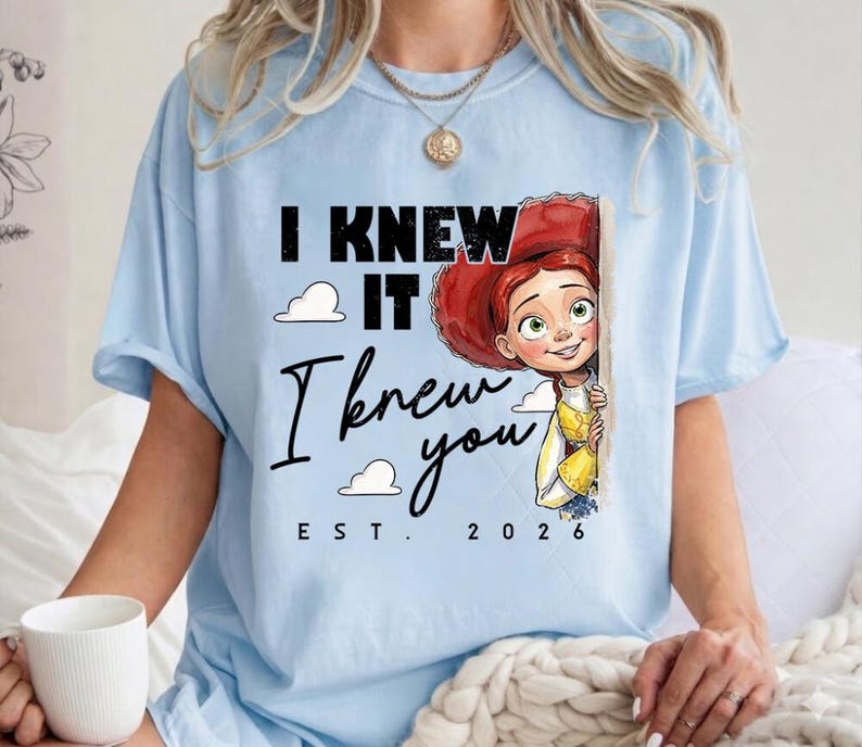Komfortfarben TS Jessie Cow Girl Shirt, Toy Story 5 Ich wusste es, ich kannte Sie T-Shirt, Disneyland Girl Trip Shirt, Disneyland Toy Story Geburtstag T-Shirt Bild 2