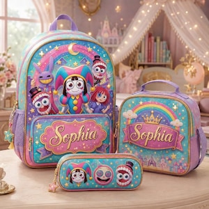 Op de afbeelding: Een set bestaande uit een rugzak, lunchtas en etui in turquoise en paars met een regenboog, sterren en stripfiguren. De naam Sophia staat in gouden letters op de voorkant van de rugzak en de lunchtas. Elk item heeft een stervormige hanger.