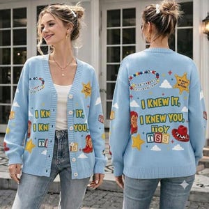 Cardigan ispirato a TS "I Knew It I Knew You", maglione blu lavorato a maglia, cardigan comodo con bottoni, regalo per appassionati di musica retrò, maglieria estetica da donna immagine 1