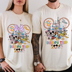Maglietta personalizzata Disneytrip 2026 Comfort Colors, Maglietta con Topolino e i suoi amici e il Castello Magico, Vacanza in famiglia, Maglietta Topolino e compagnia, Viaggio in famiglia 2026 immagine 4