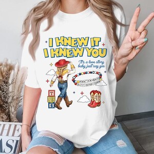 Komfortfarben TS Jessie Cow Girl Toy Story Shirt, Sie haben einen Freund in mir T-Shirt, Toy Story 5 Ich wusste es, ich kannte Sie Shirt, Disneyland Trip Tee Bild 6