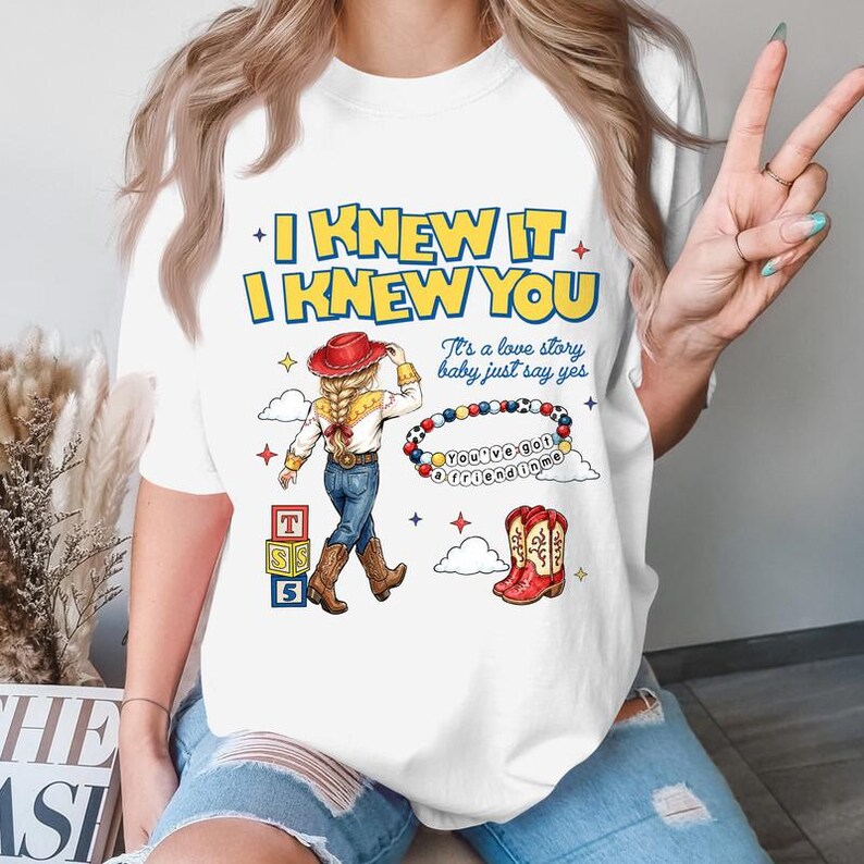 Komfortfarben TS Jessie Cow Girl Toy Story Shirt, Sie haben einen Freund in mir T-Shirt, Toy Story 5 Ich wusste es, ich kannte Sie Shirt, Disneyland Trip Tee Bild 6