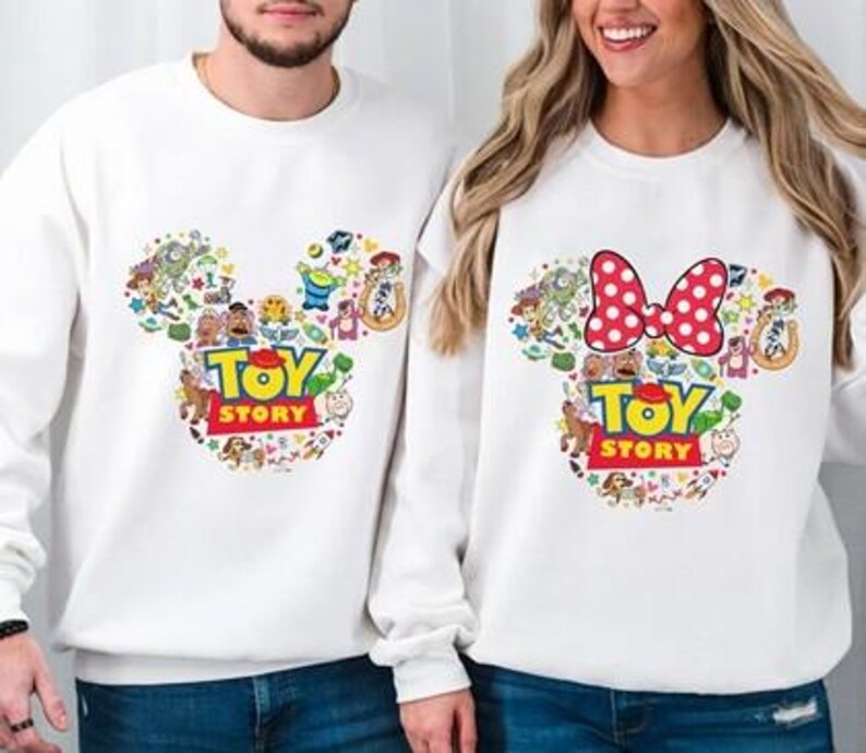 Camiseta Comfort Colors Toy Story Land, Camiseta de personajes de Toy Story, Buzz Lightyear, Woody, Jessie, Tienes un amigo en mí, Camiseta para viaje a Disneyland imagen 3