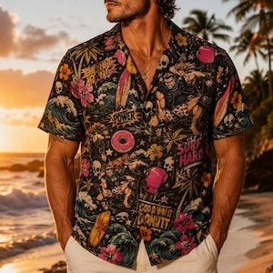 Könnte beinhalten: Ein schwarzes kurzärmeliges Hemd mit Knopfleiste und einem bunten Grafikdruck aus Surfbrettern, rosa Donuts, Totenköpfen, Hibiskusblüten, Palmen, Meereswellen und Comicfiguren mit dem Text DONUT PANIC, POWER, SURF HARD und GOD DAMN IT DONUTT.