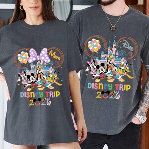 Maglietta personalizzata Disneytrip 2026 Comfort Colors, Maglietta con Topolino e i suoi amici e il Castello Magico, Vacanza in famiglia, Maglietta Topolino e compagnia, Viaggio in famiglia 2026 immagine 3