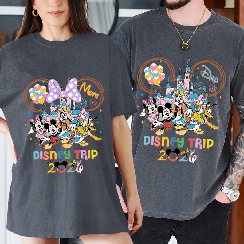Maglietta personalizzata Disneytrip 2026 Comfort Colors, Maglietta con Topolino e i suoi amici e il Castello Magico, Vacanza in famiglia, Maglietta Topolino e compagnia, Viaggio in famiglia 2026 immagine 3
