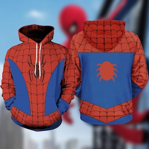 Może przedstawiać: Czerwono-niebieska bluza z kapturem Spider-Man z kapturem i przednią kieszenią. Przód posiada dużą czarną grafikę pająka i niebieskie panele. Tył ma czerwony emblemat pająka na niebieskim tle. Bluza z kapturem została zaprojektowana tak, aby przypominać kostium Spider-Mana.