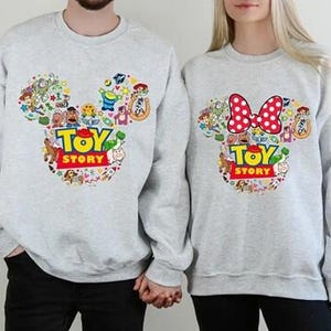Camiseta Comfort Colors Toy Story Land, Camiseta de personajes de Toy Story, Buzz Lightyear, Woody, Jessie, Tienes un amigo en mí, Camiseta para viaje a Disneyland imagen 4