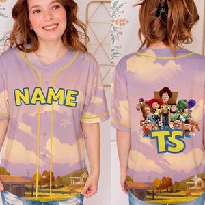 Camiseta de béisbol personalizada de Toy Story de TS, camiseta de béisbol con nombre personalizado, tienes un amigo en mí, atuendo de los amigos de Toy Story, regalo para fans de dibujos animados imagen 1