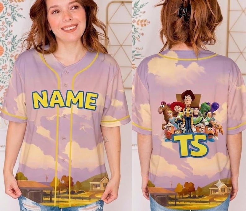 Camiseta de béisbol personalizada de Toy Story de TS, camiseta de béisbol con nombre personalizado, tienes un amigo en mí, atuendo de los amigos de Toy Story, regalo para fans de dibujos animados imagen 1