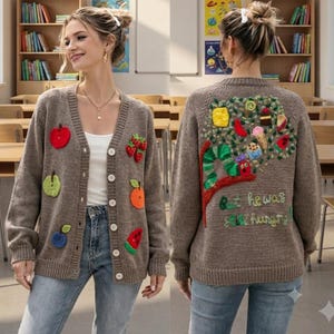 Strickjacke mit Raupe Nimmersatt, Pullover für lesebegeisterte Lehrerinnen und Lehrer, Strickpullover mit Märchenmotiv, süßes Geschenk für Bibliothekarinnen und Bibliothekare, Kleidung für Leselehrerinnen und -lehrer, Pullover mit Fruchtmotiv
