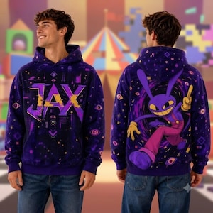 Puede incluir: Una sudadera con capucha de color morado oscuro con el texto JAX en una fuente estilo glitch en la parte delantera. La parte trasera muestra un gráfico grande de un personaje de conejo morado con orejas largas, peto rosa y guantes amarillos.