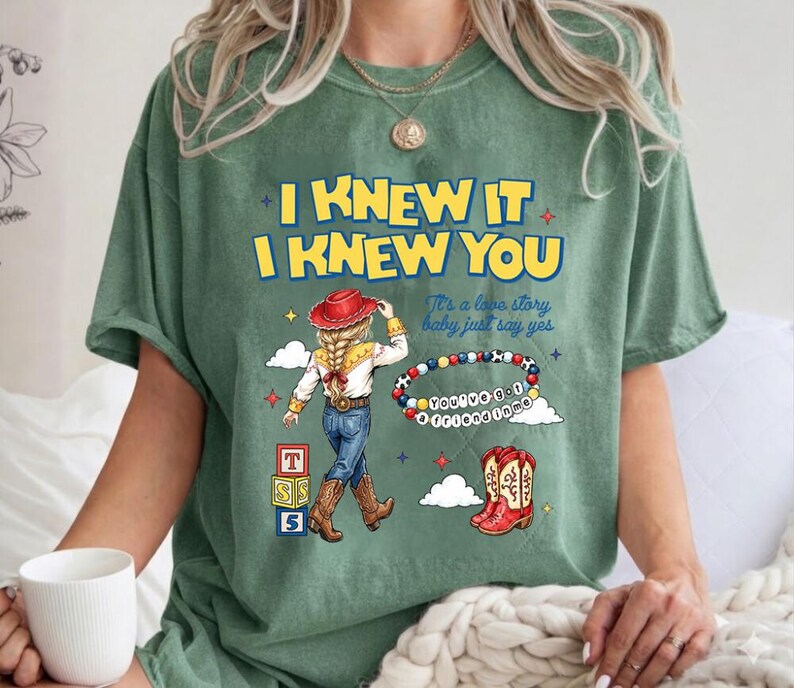 Komfortfarben TS Jessie Cow Girl Toy Story Shirt, Sie haben einen Freund in mir T-Shirt, Toy Story 5 Ich wusste es, ich kannte Sie Shirt, Disneyland Trip Tee Bild 5