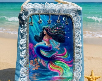 Bolso artesanal con estrellas de sirena pintadas a mano, pedrería y encaje