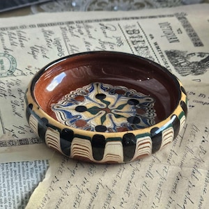 Miniatyr BULGARISK TROJANSK Prydnadsskål i RÖDVAROR! * Liten * Samlarskål i folkkonst, handmålad med fantastisk glasyr * 7 cm bred