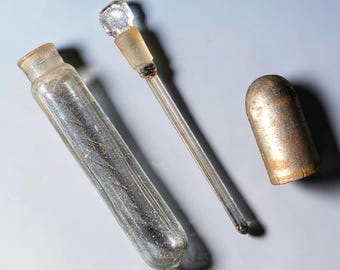 Pequeño frasco de vidrio victoriano para fragancias con tapón de vidrio largo y tapa metálica * Aceite de inmersión antiguo * Perfume / Aceites esenciales * 7 cm de largo