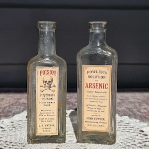 x2 antika flaskor med moderna GIFTetiketter * Originalflaskor från 1800-talet med nya etiketter för kusliga trolldrycker * Wicca Halloweendekor