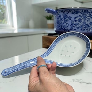 Vintage DOORZICHTIGE RICE EYES serveerlepel pollepel/lepelsteun * grote 22 cm handgeschilderde rijstkorrel Chinese blauw-witte porseleinen lepel