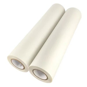 Puede incluir: Dos rollos de vinilo adhesivo blanco, un tipo de material imprimible que se utiliza para manualidades y la creación de calcomanías personalizadas.
