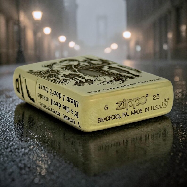 Pu&ograve; includere: Un accendino Zippo vintage con finitura color crema. L'accendino presenta opere d'arte e testo incisi, tra cui "I trust everyone. It's the devil inside them I don't trust." e "You can't erase the past." Sono visibili anche il logo Zippo e "Made in USA".