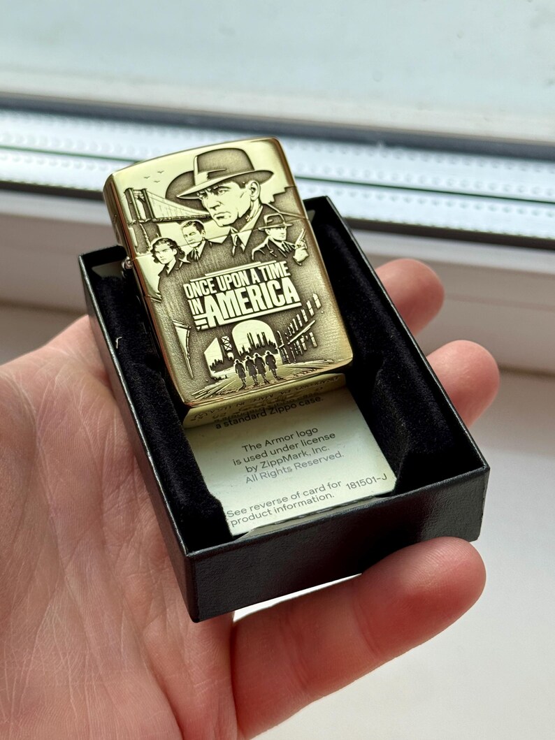 Pu&ograve; includere: Un accendino color oro con le parole "ONCE UPON A TIME IN AMERICA" e una scena del film incisa. L'accendino &egrave; in una scatola nera con una carta bianca con testo.