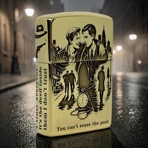 Pu&ograve; includere: Accendino color oro con illustrazioni e testo incisi. Il design presenta due uomini, un orologio da tasca e una scena cittadina. Il testo include "I trust everyone. It's the devil inside them I don't trust" e "You can't erase the past."