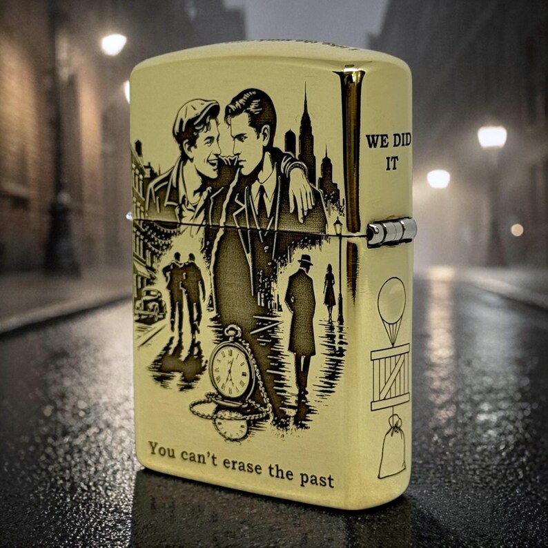Pu&ograve; includere: Un accendino color oro con un design inciso raffigurante due uomini, un orologio da tasca e un paesaggio urbano. Il testo "WE DID IT" e "You can't erase the past" sono incisi sull'accendino.