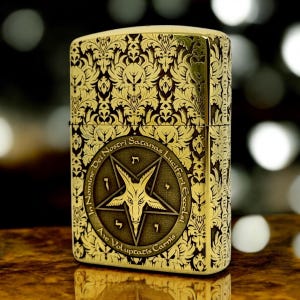 Accendino Zippo con armatura di Baphomet in ottone inciso, ideale per l'uso quotidiano, edizione limitata gotica da collezione, regalo perfetto per il marito o per il compleanno.