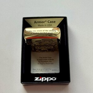 Pu&ograve; includere: Un accendino Zippo Armor Case color oro con la scritta "I like the stink of the streets, it makes me feel good". L'accendino &egrave; in una scatola nera con il logo Zippo e la scritta "Made in USA".