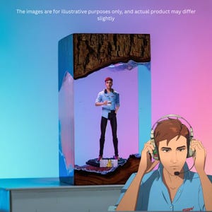 Puede incluir: Una caja de exhibición de madera con una figura de un hombre con camisa azul y pantalones negros. La figura está sobre una base con la palabra "DISPATCH". La imagen también presenta una caricatura de un hombre con auriculares. El texto en la parte superior dice "Las imágenes son solo para fines ilustrativos, y el producto real puede diferir ligeramente."