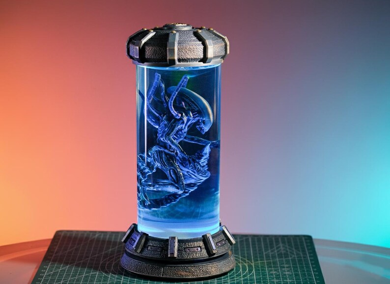 NEW Xenomorph Alien Resin Night Light, Sci-fi Horror LED Specimen Tube ...